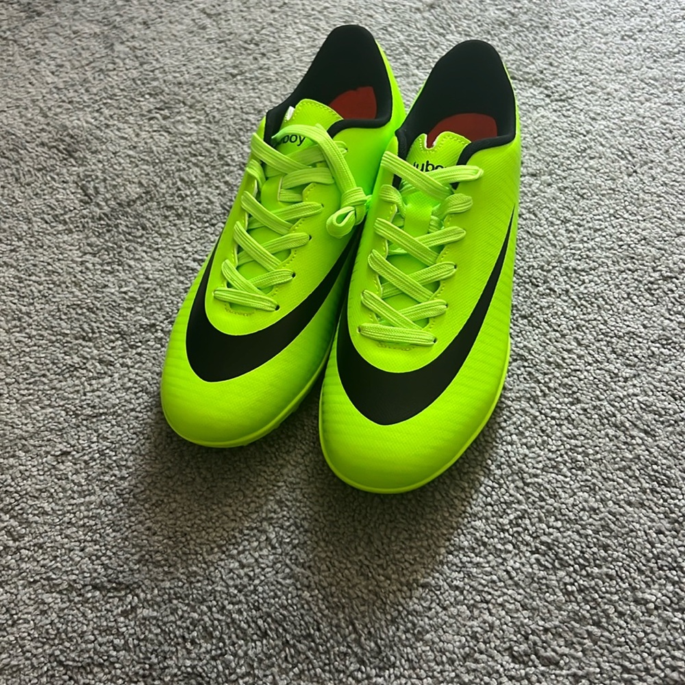 LuluBoy Men’s Indoor Soccer Sneaker - lime green